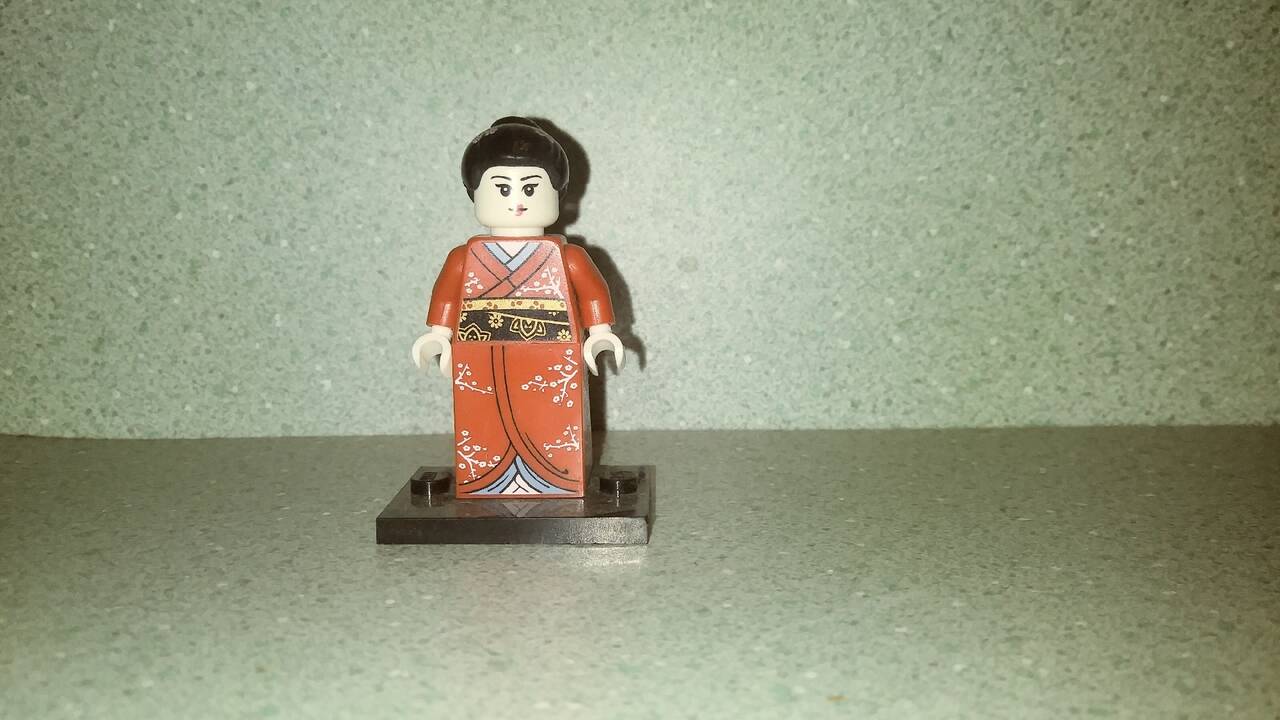 Lego_Geisha_from_Alex_reoriented_because_it_keeps_flipping.jpg