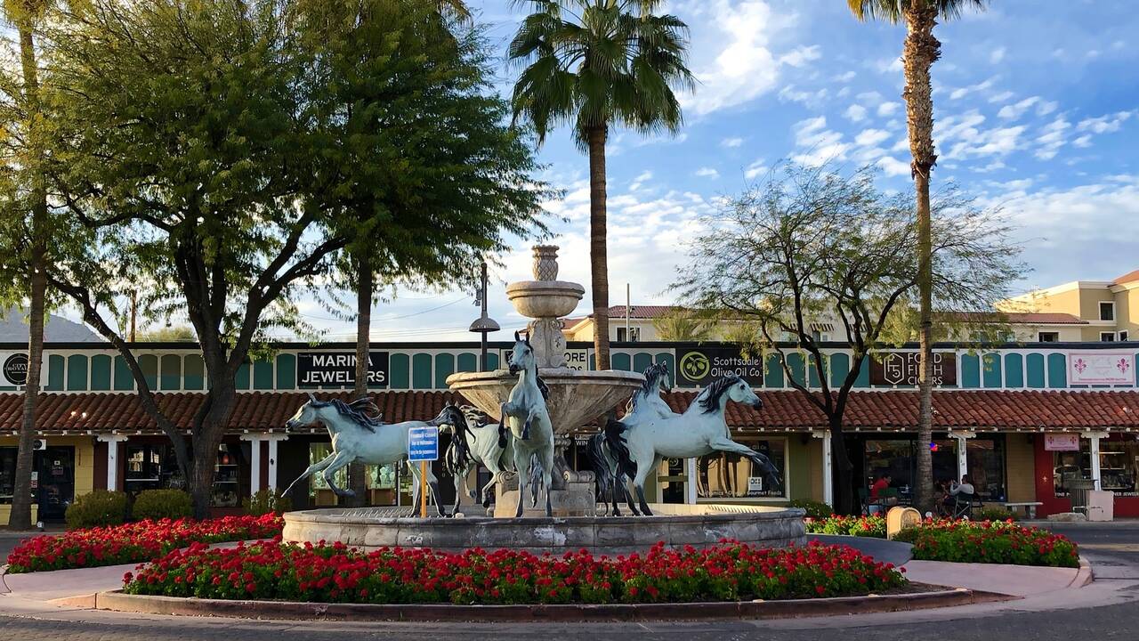 Scottsdale_downtown_by_Diana_Helm_Pixabay.jpg