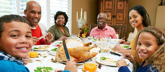 Thanksgiving_dinner_family.jpg