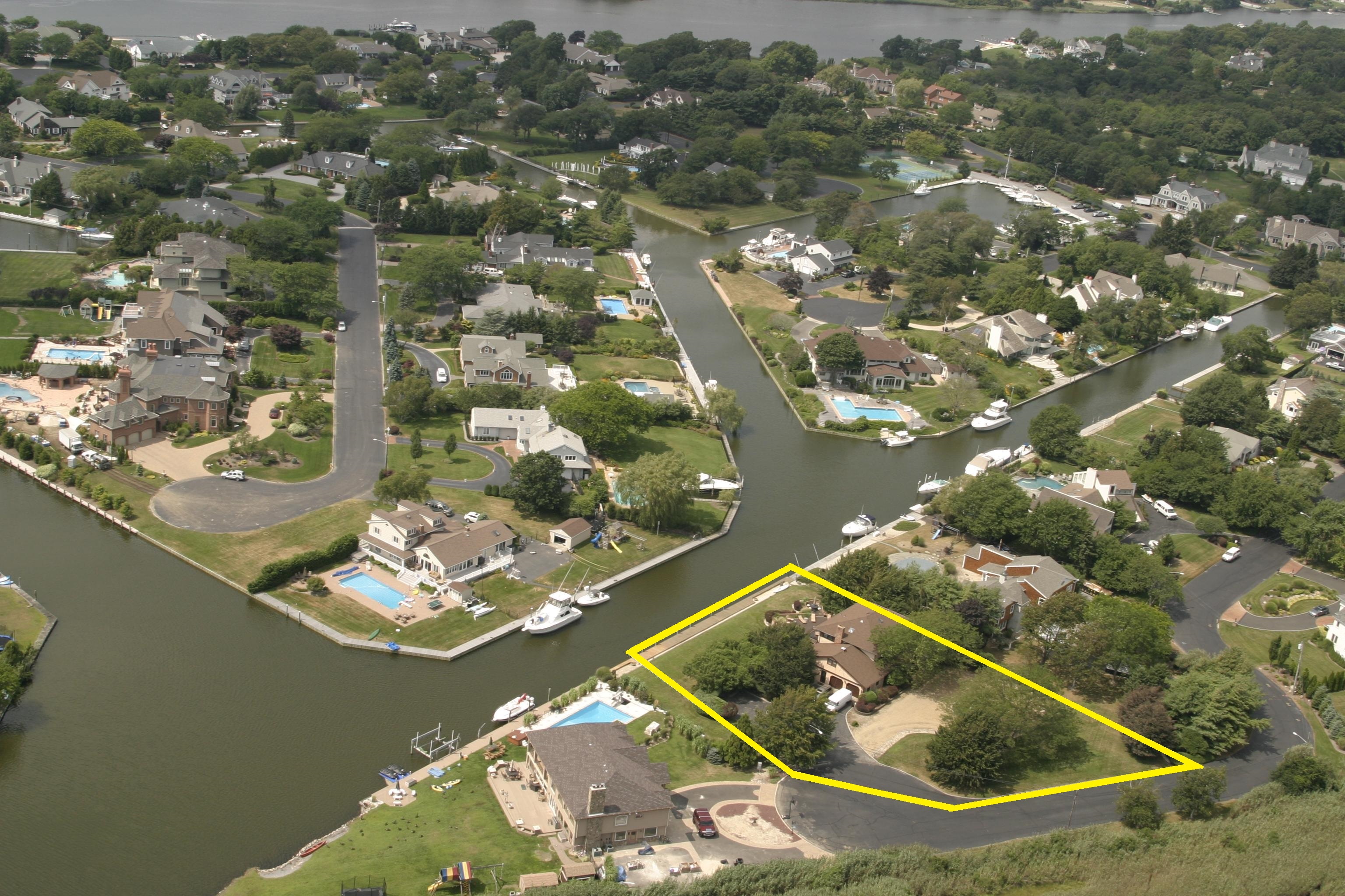 EAST ISLIPThis is HUGE Price Break in THE MOORINGS!
