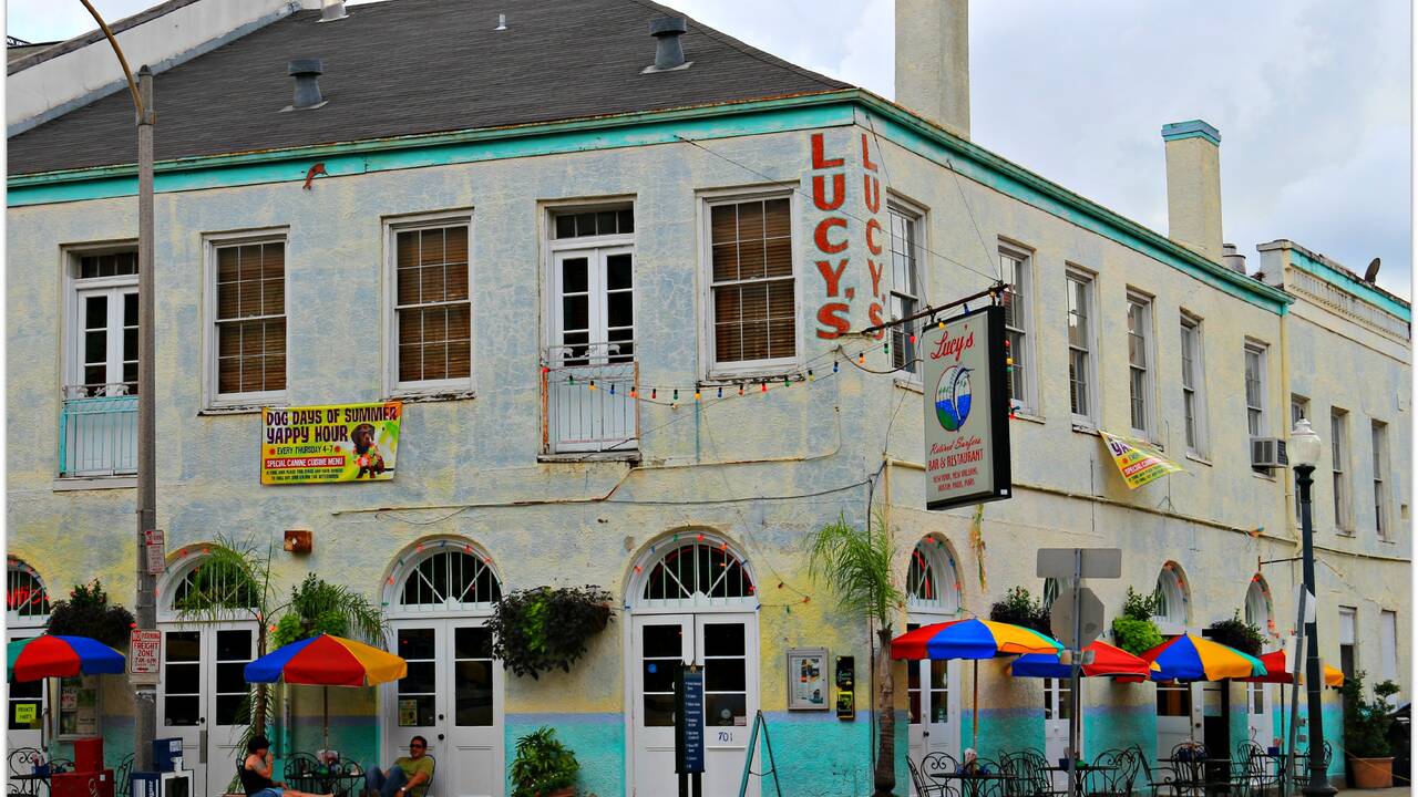 Lucy's_Bar_and_Grill_in_New_Orleans_Warehouse_District.jpg
