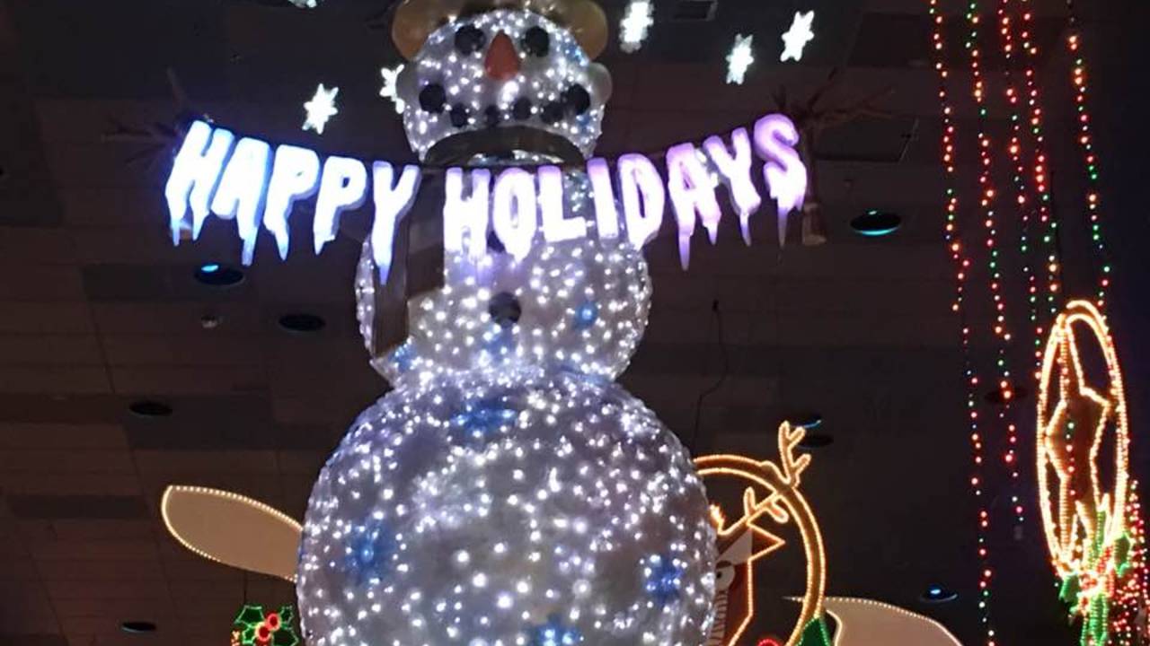 It's_a_Small_World_Disneyland_Christmas_Happy_Holidays_snowman_image.jpg