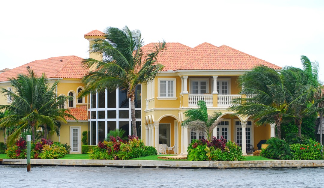 waterfront-mansion-with-palm-trees-picture-id92039948.jpg