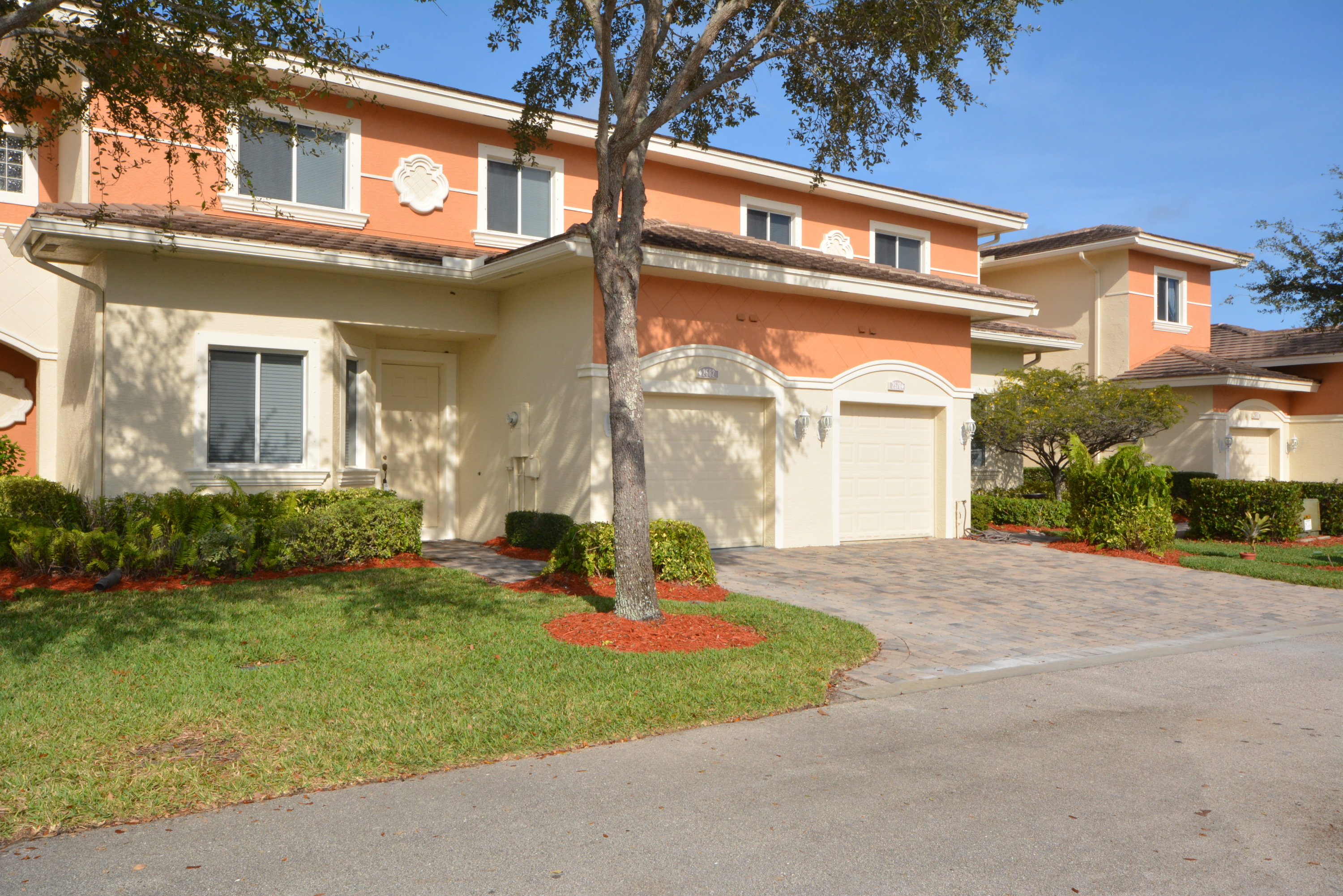 BRADFORD PLACE TOWNHOUSE UNDER CONTRACT VERO BEACH FL