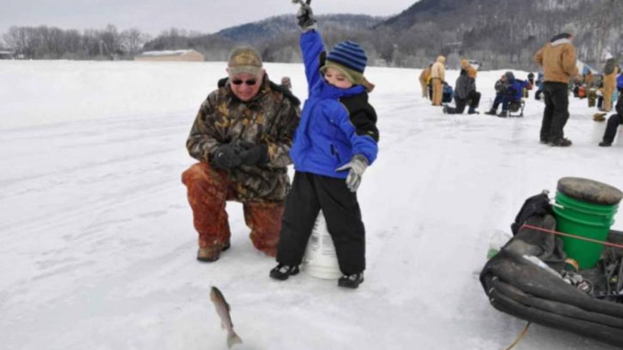 young-boy-with-father-enjoys-winter-ice-fishing-725x481_1_.jpeg