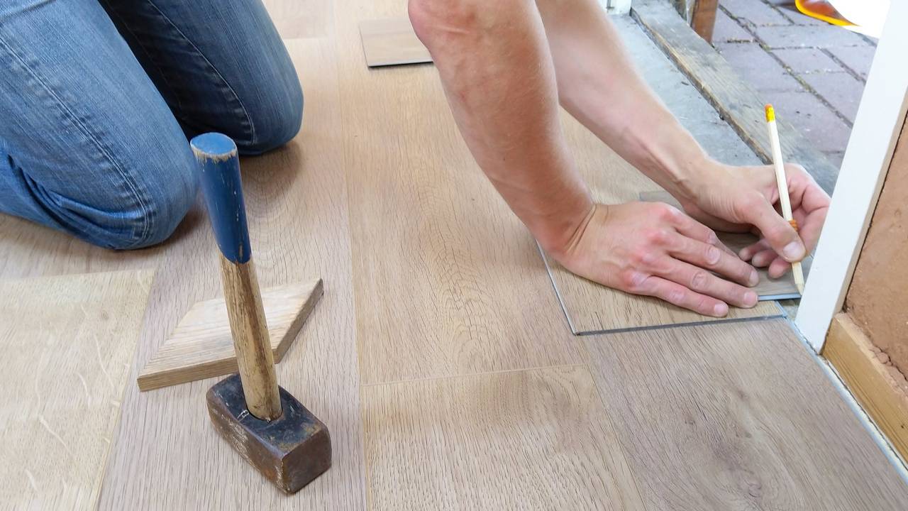 floor-flooring-hand-man-1388944.jpeg