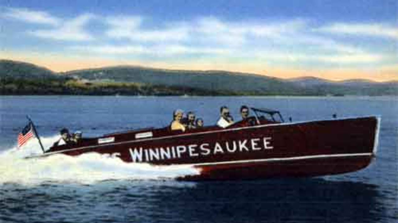 Winnipesaukee_speedboat.jpg