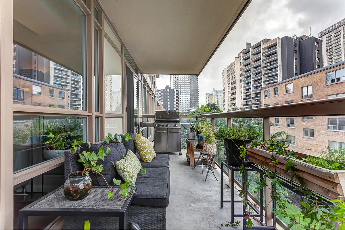 Midtown Toronto 2 Bedroom With Huge Balcony Brings Indo