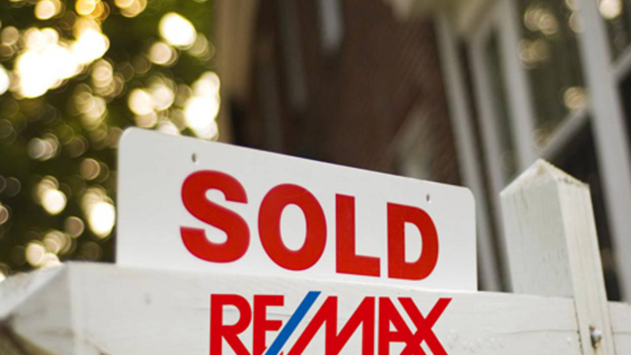 remax_sold_sign_on_post.jpg