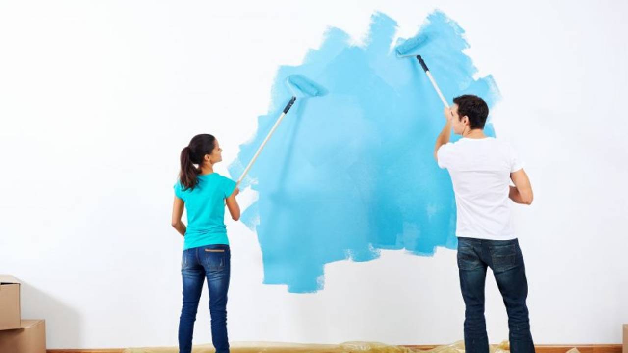 20571238_l-couple-painting-new-home-together-with-blue-color-happy-and-carefree-relationship-810x539.jpg