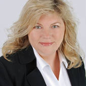 Stephanie DeSantis, Residental agent serving luxury buying and selling (Coldwell Bankers Residental Brokerage)