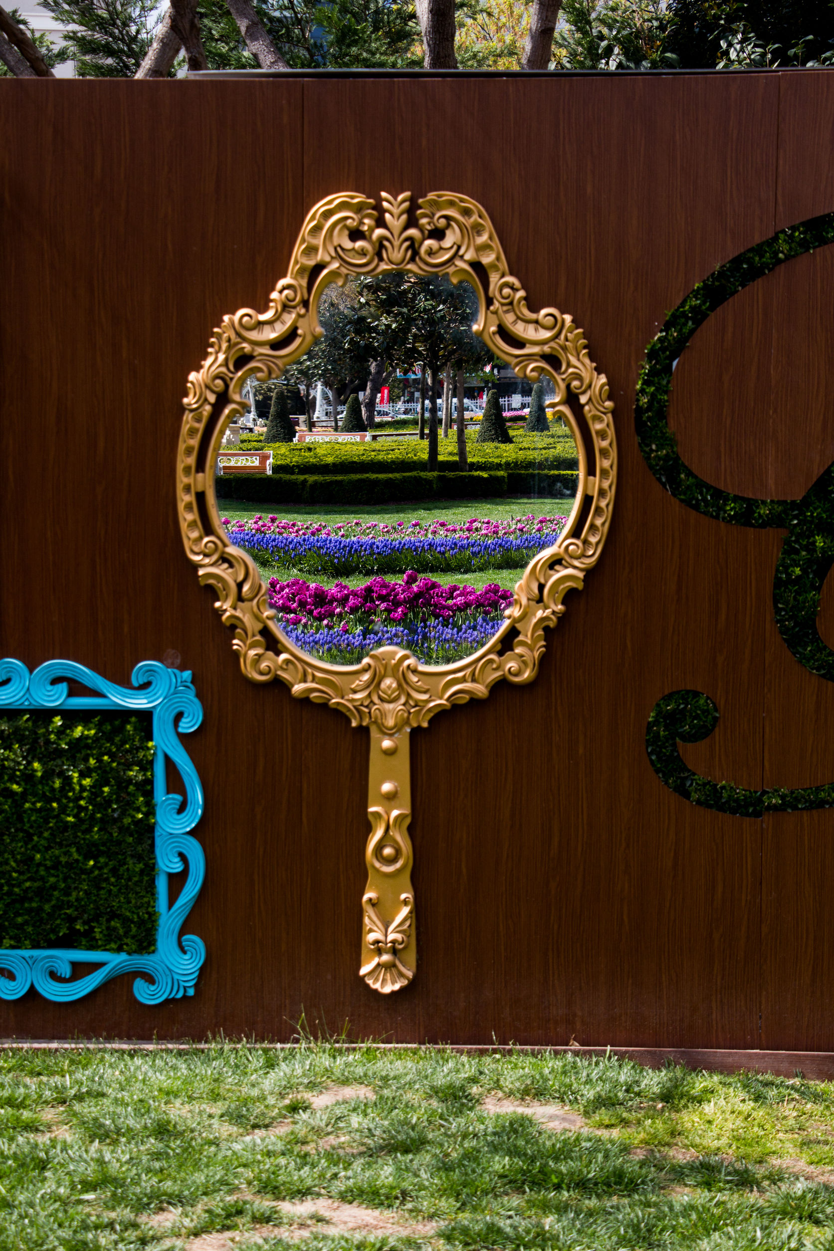 Mirror_facing_a_garden.jpg