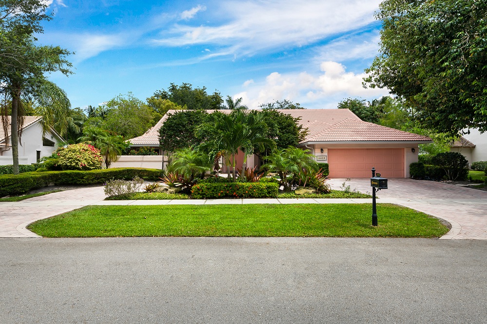 A Beautiful 4/2.5 Woodfield Pool Home FOR SALE in Boca