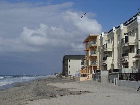Carlsbad_housing_oceanfront_condos.jpg