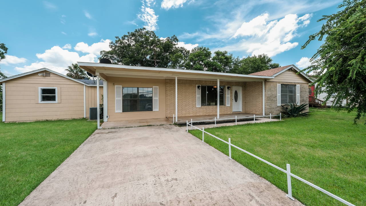Home_for_Sale_-_Floresville_TX__1109_sixth.jpg