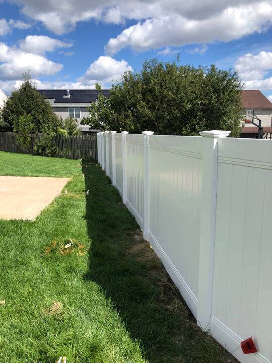 6’_tall_Washington_White_with_Titan_Rail_and_New_England_Caps_Vinyl_Privacy_Fence_by_Acreage_Fences_in_Bennington__Nebraska_2.jpg