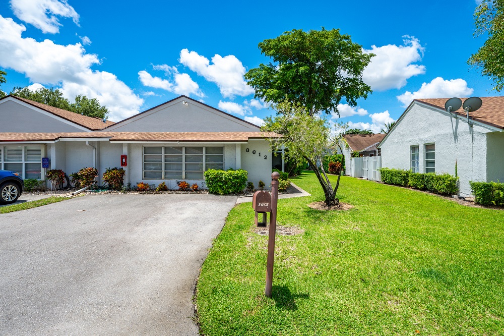 A 3 Bed/2 Bath Alpine Woods Corner Villa SOLD in Davie!