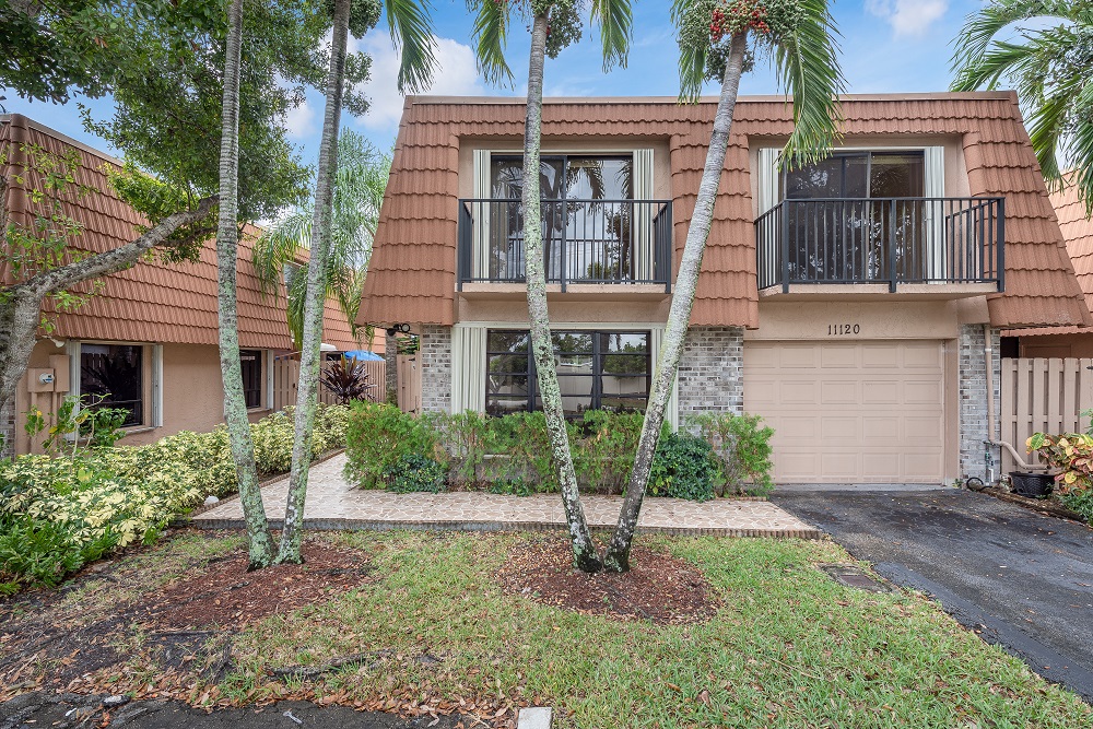 A Large 3/2.5 Harmony Lakes Townhome FOR SALE in Davie