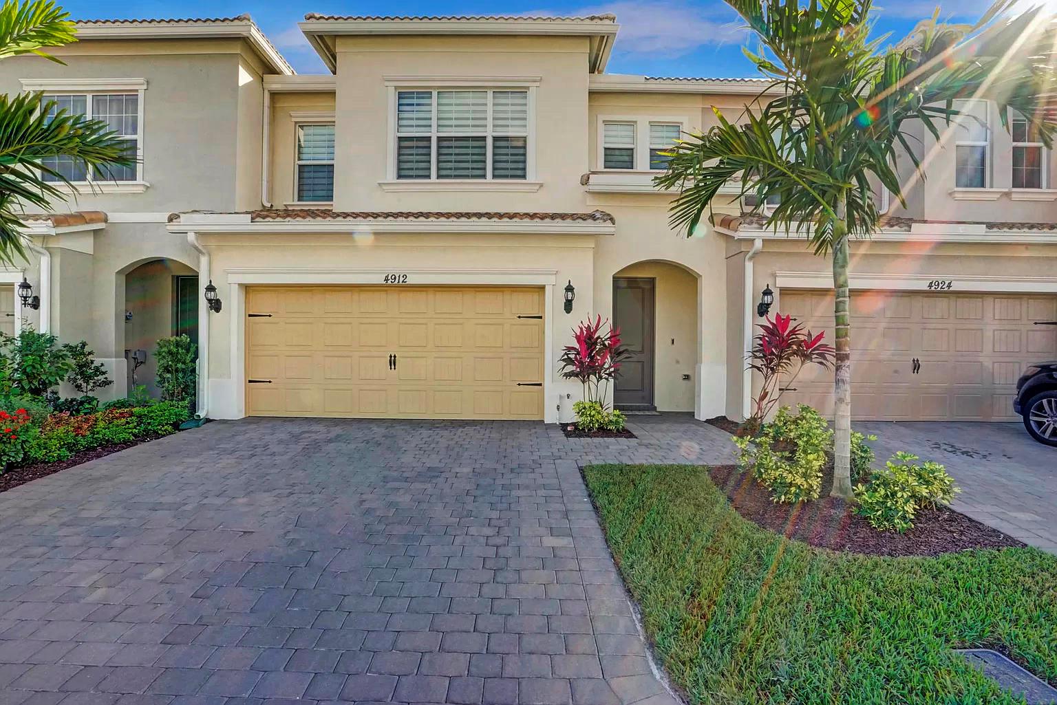 A Stunning 3/2.5 Lakefront Home SOLD in Hollywood