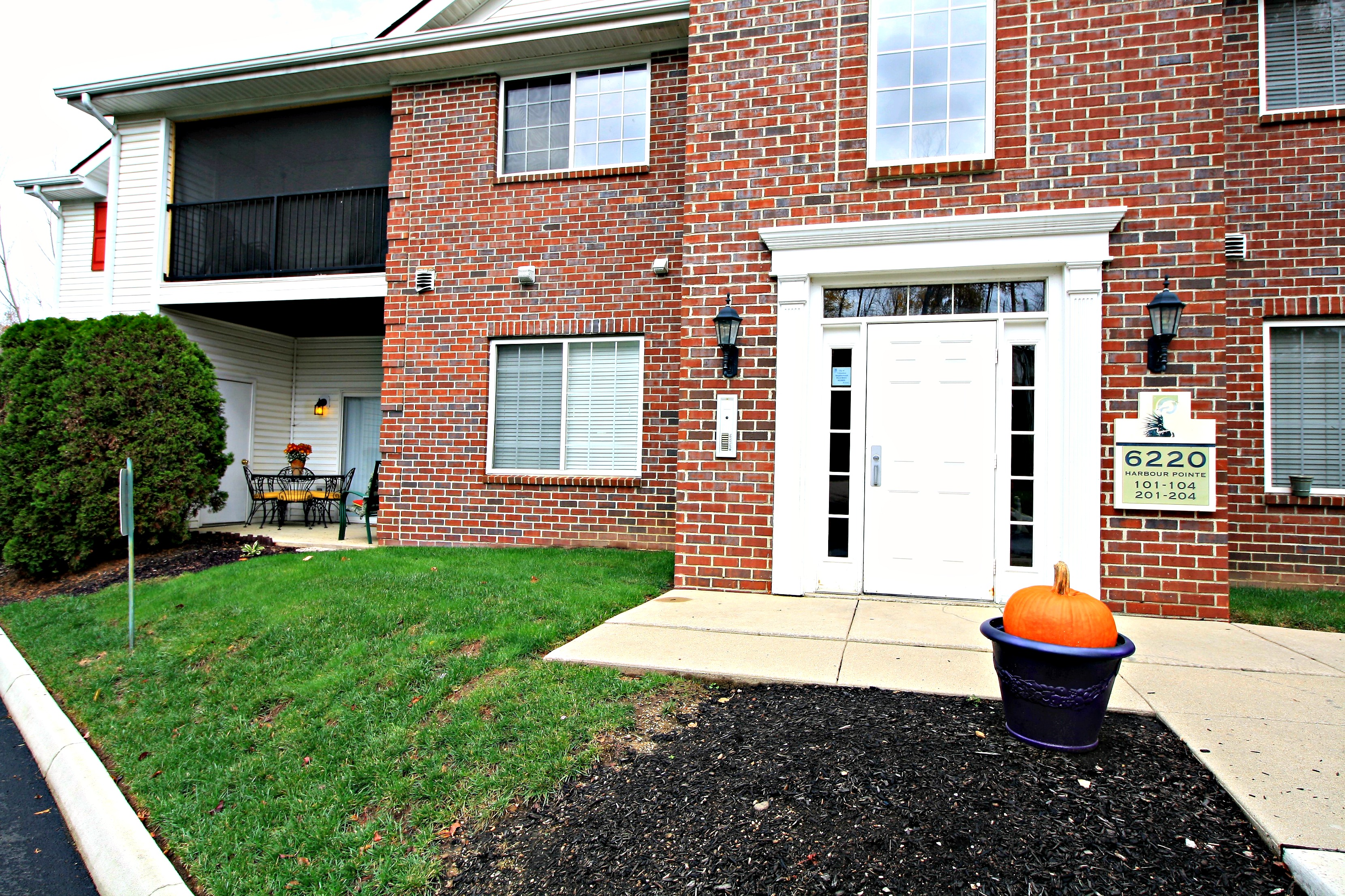 6220 Harbour Pointe 101 Columbus, Ohio 43231 Listed by