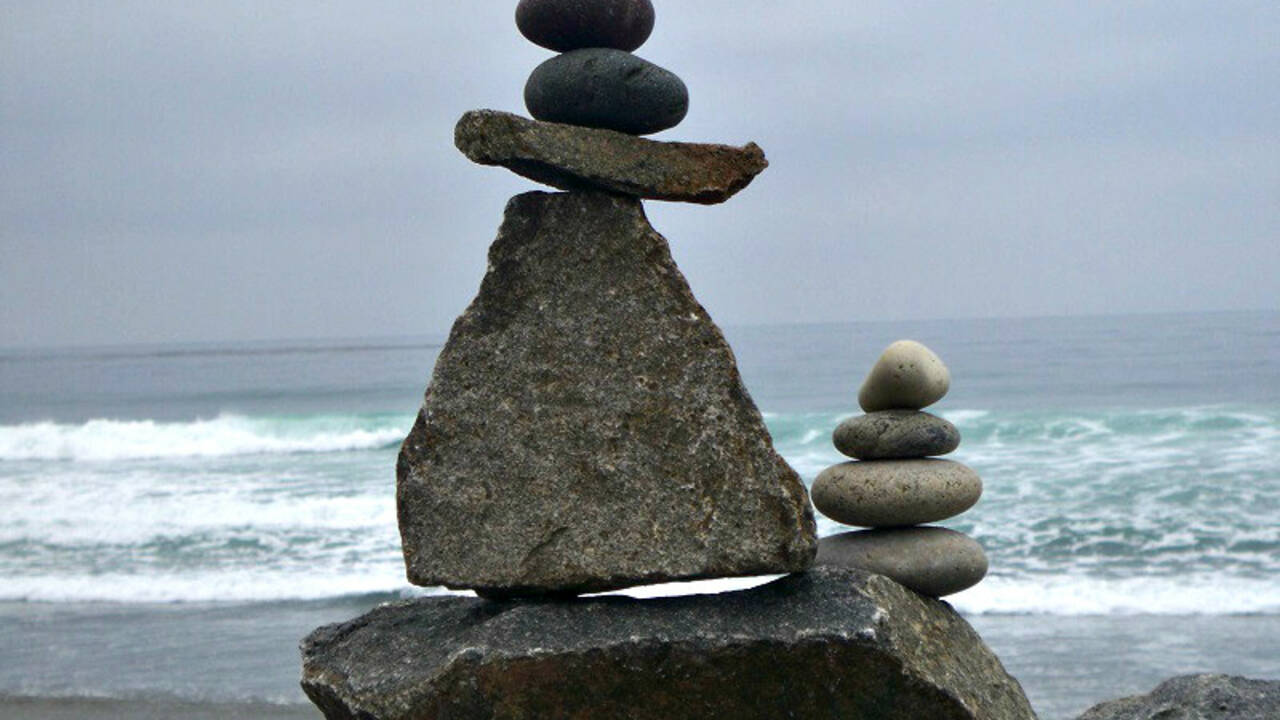 Stone_Sculpture_at_Cardiff_State_Beach.jpg