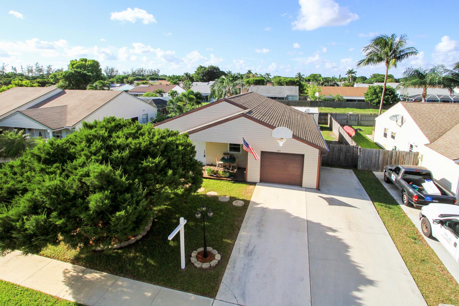 Great home in desirable Countrywood Country Lakes Wes