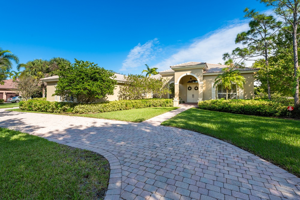 5/3.5 Saddlebrook Pool Home FOR SALE in Davie