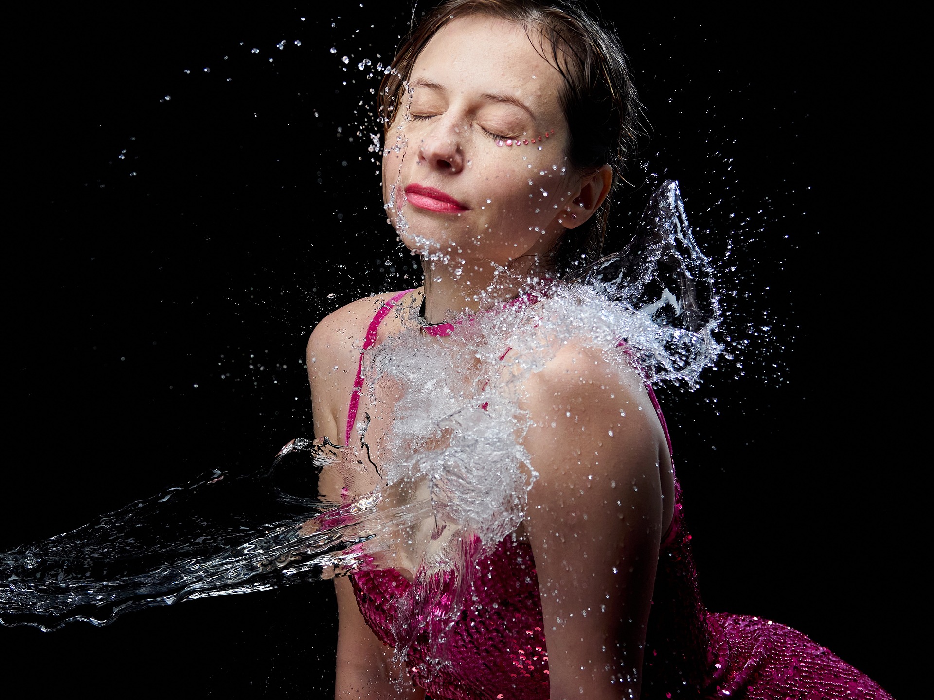Включи девочка воды. Девушка в брызгах воды. Девушка брызгается водой. Фотосессия с брызгами воды. Девочки брызгаются в воде.