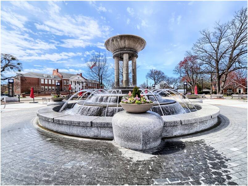 Downtown_Cary_Main_Foutain_2_Carla_Freund_Realty.jpg