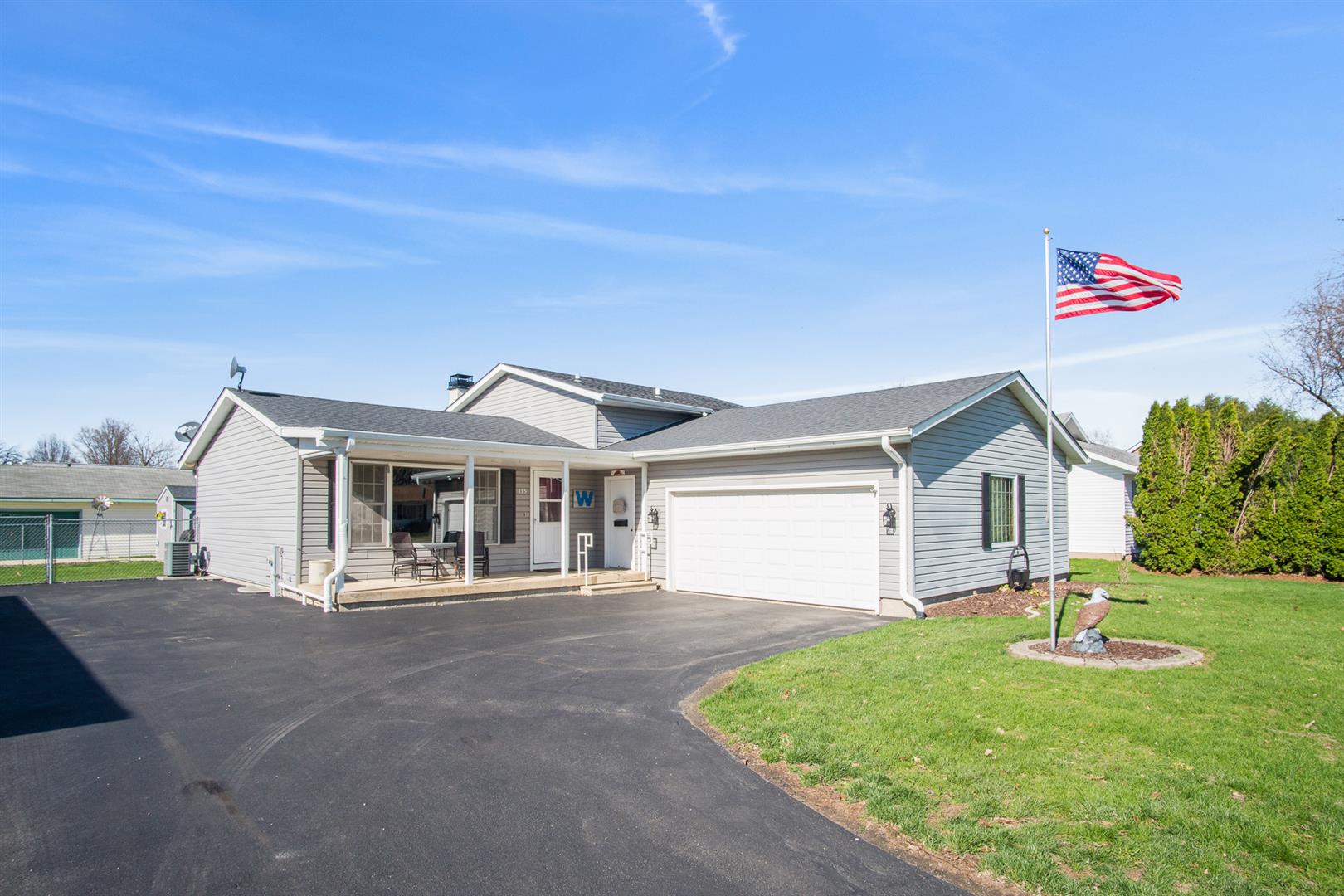 115 W South St, Kirkland, IL 60146