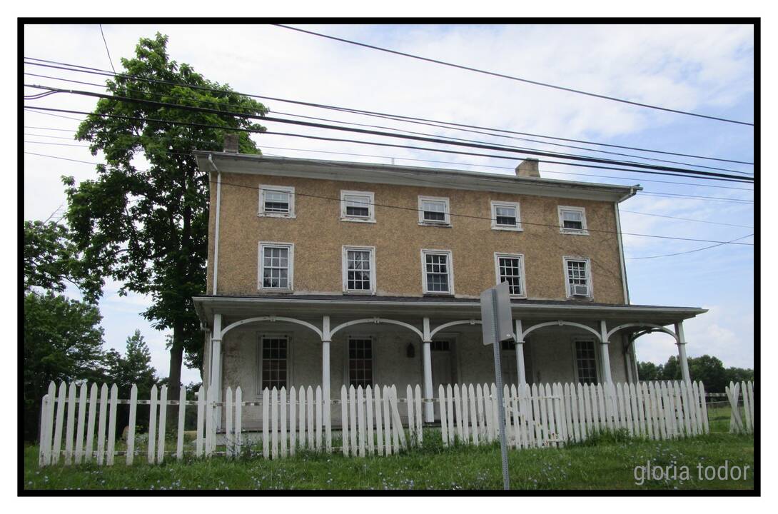 Old_House_on_202.jpg