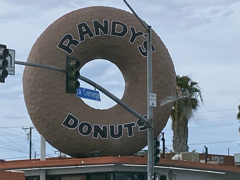 Randys_Donuts_in_Inglewood_CA.jpg