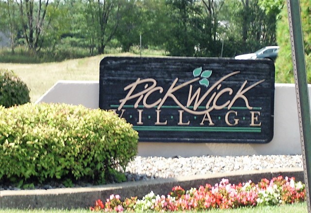 Pickwick_Village_Entry_Sign_(1).jpg