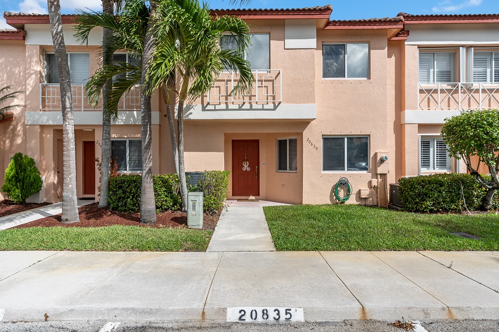 A 3/2.5 Malibu Bay Townhome FOR SALE in Pembroke Pines