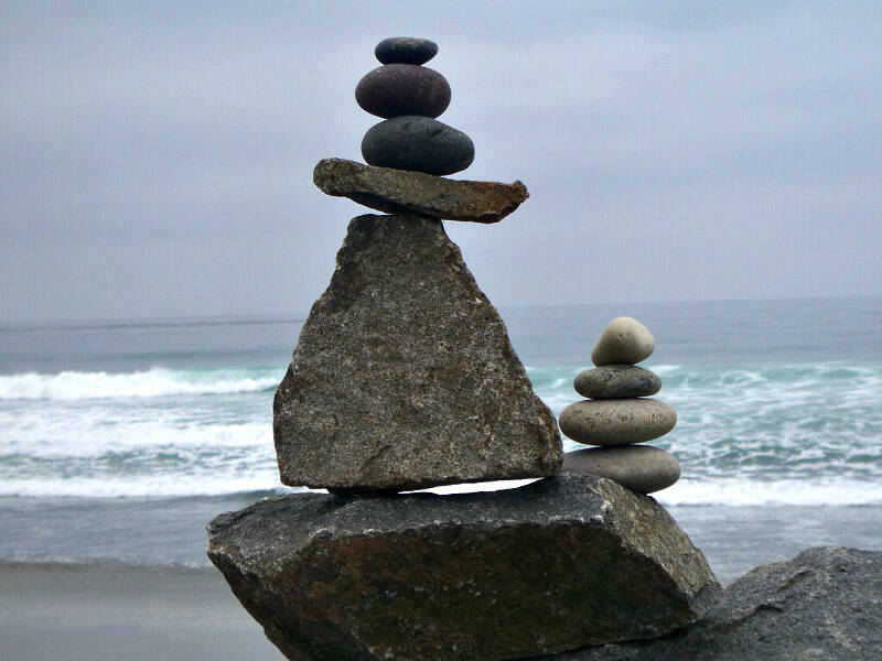 Stone_Sculpture_at_Cardiff_State_Beach.jpg