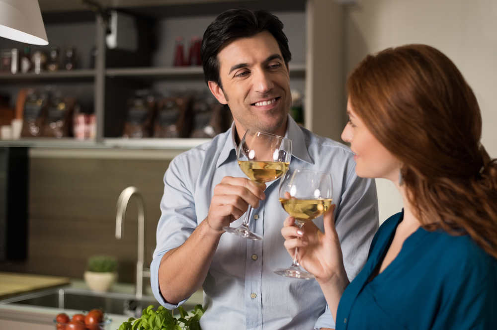 итальянские девушки с вином. итальянские напитки безалкогольные. что пьют итальянцы. виноградный бренди. итальянское кафе.