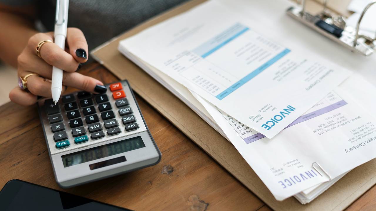 calculator-desk-finance-1253591.jpg