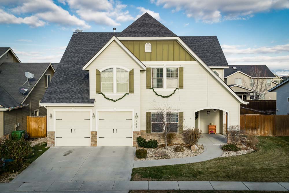 Beautiful Home in Desirable Paramount Subdivision!