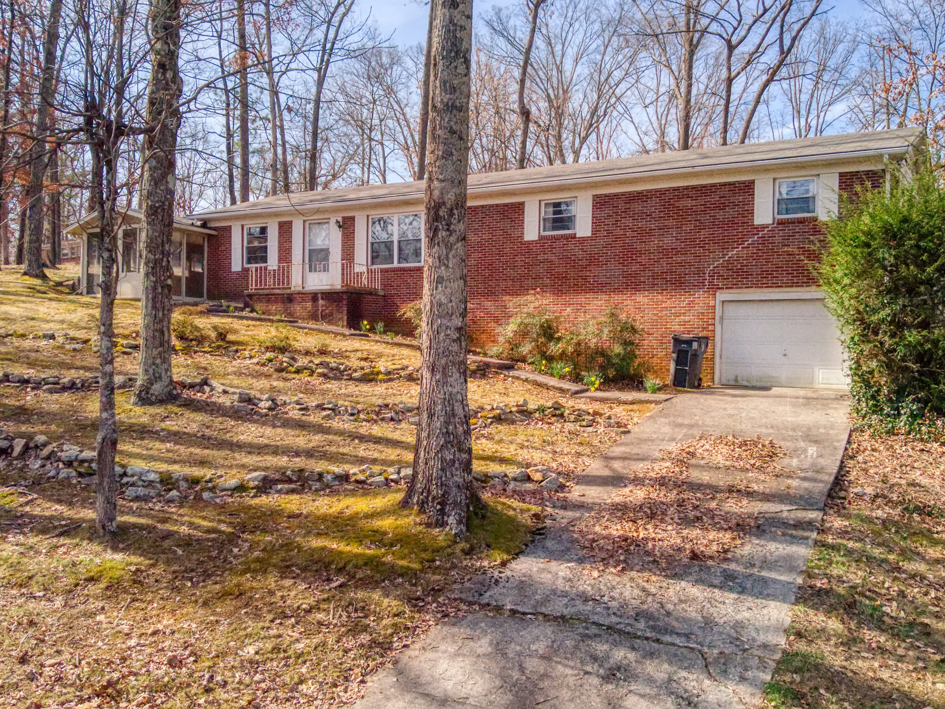 OFFICIAL LISTING 915 Greenbriar Rd, Talbott TN 37877