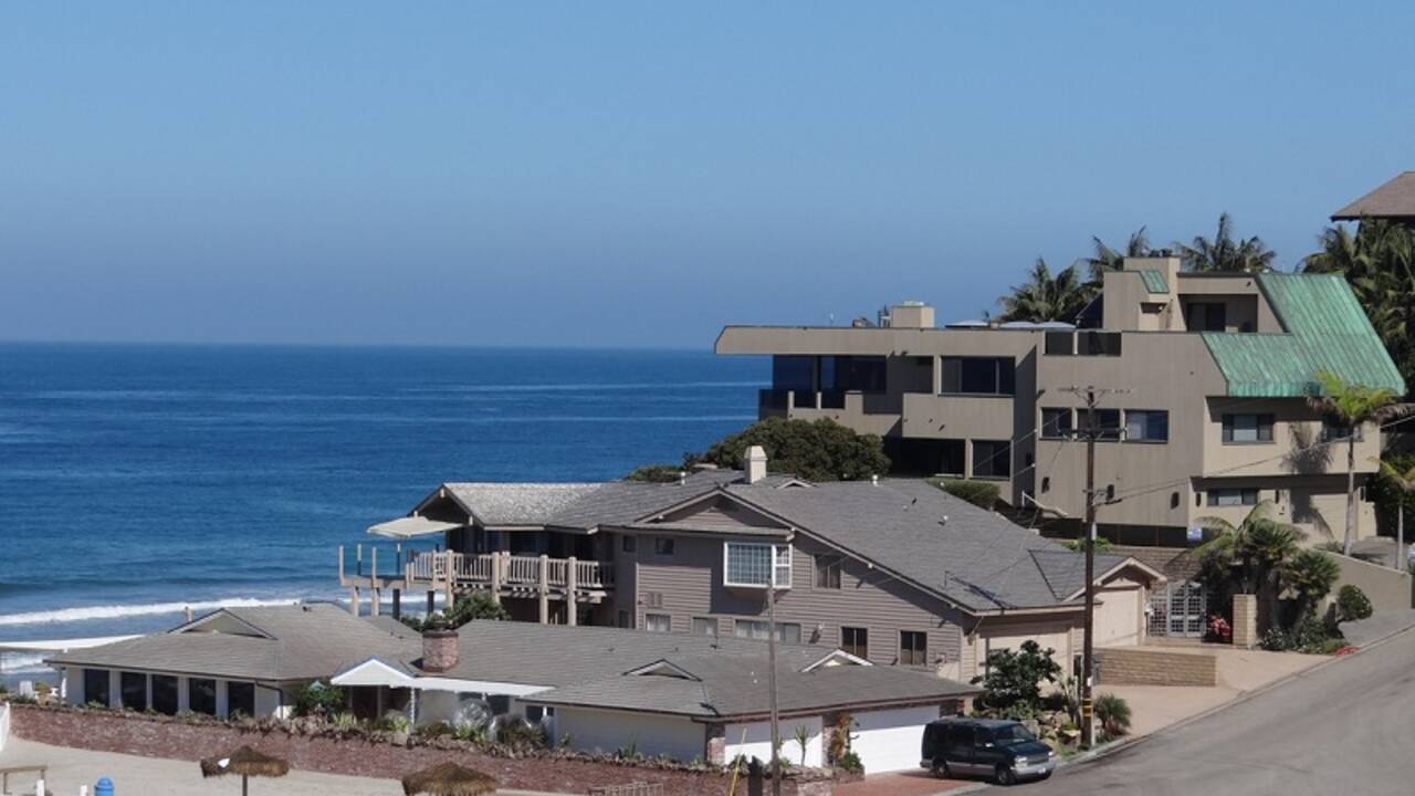 Houses_at_Moonlight_Beach_in_Encinitas_CA.jpg