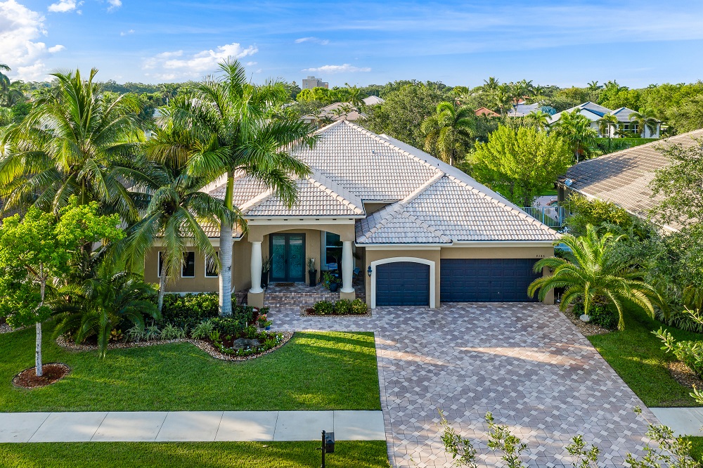 A Fantastic 5 Bed/4 Bath Pool Home FOR SALE in Davie