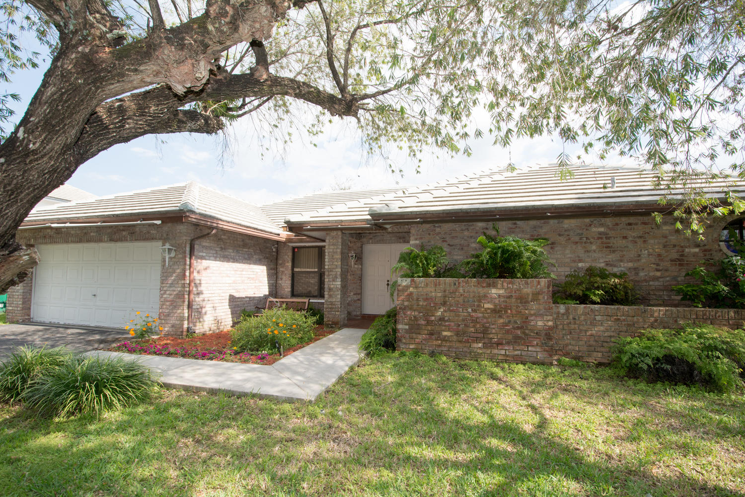 3/2 Shenandoah Home with Lake View Sells in Davie!