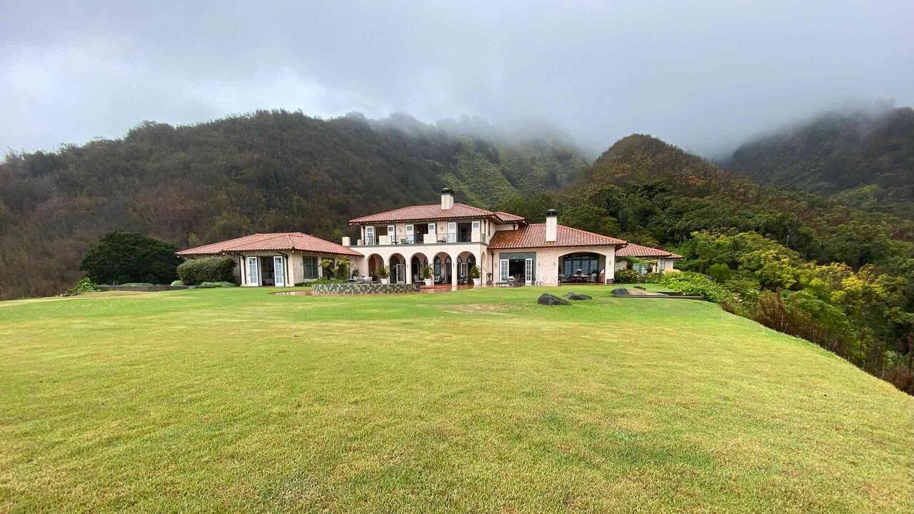 Maui_luxury_estate_on_a_hilltop.jpg