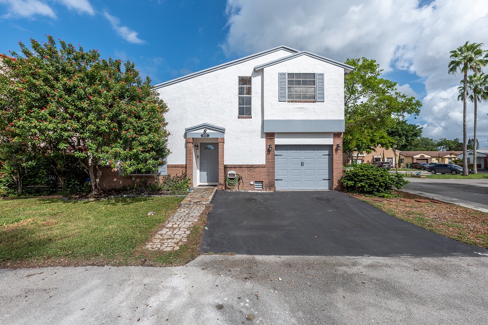 A 3/2.5 Shenandoah Pool Home FOR SALE in Davie