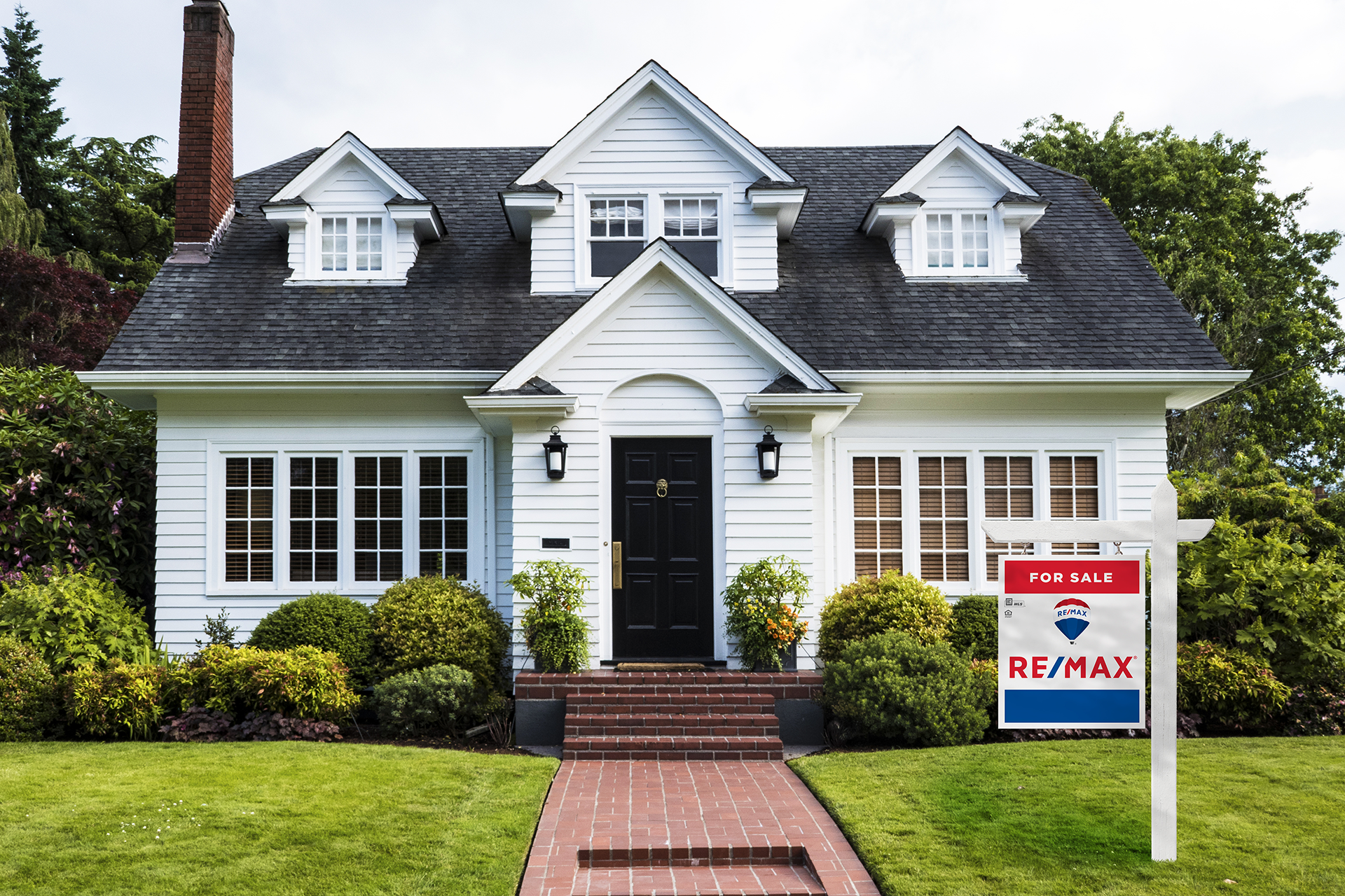 Home-Exterior-Home-for-Sale-with-Remax-Sign.png