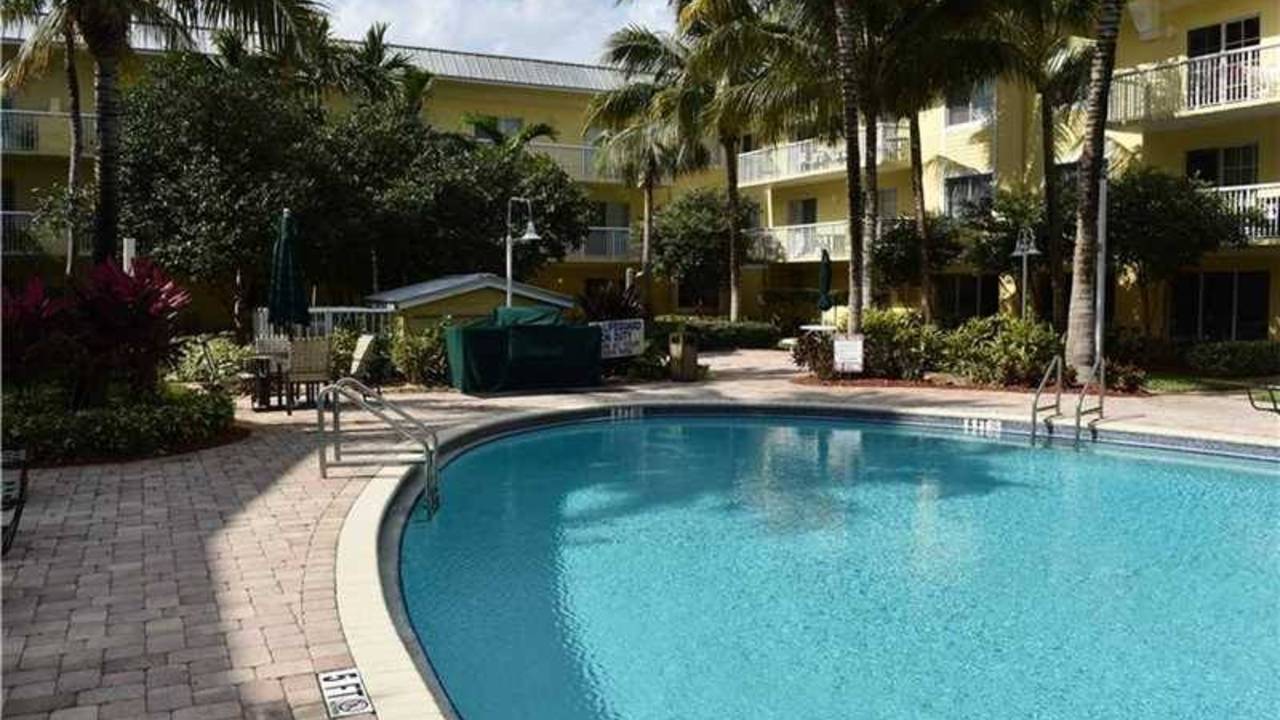 Pine_Crest_Village_POOL.jpg