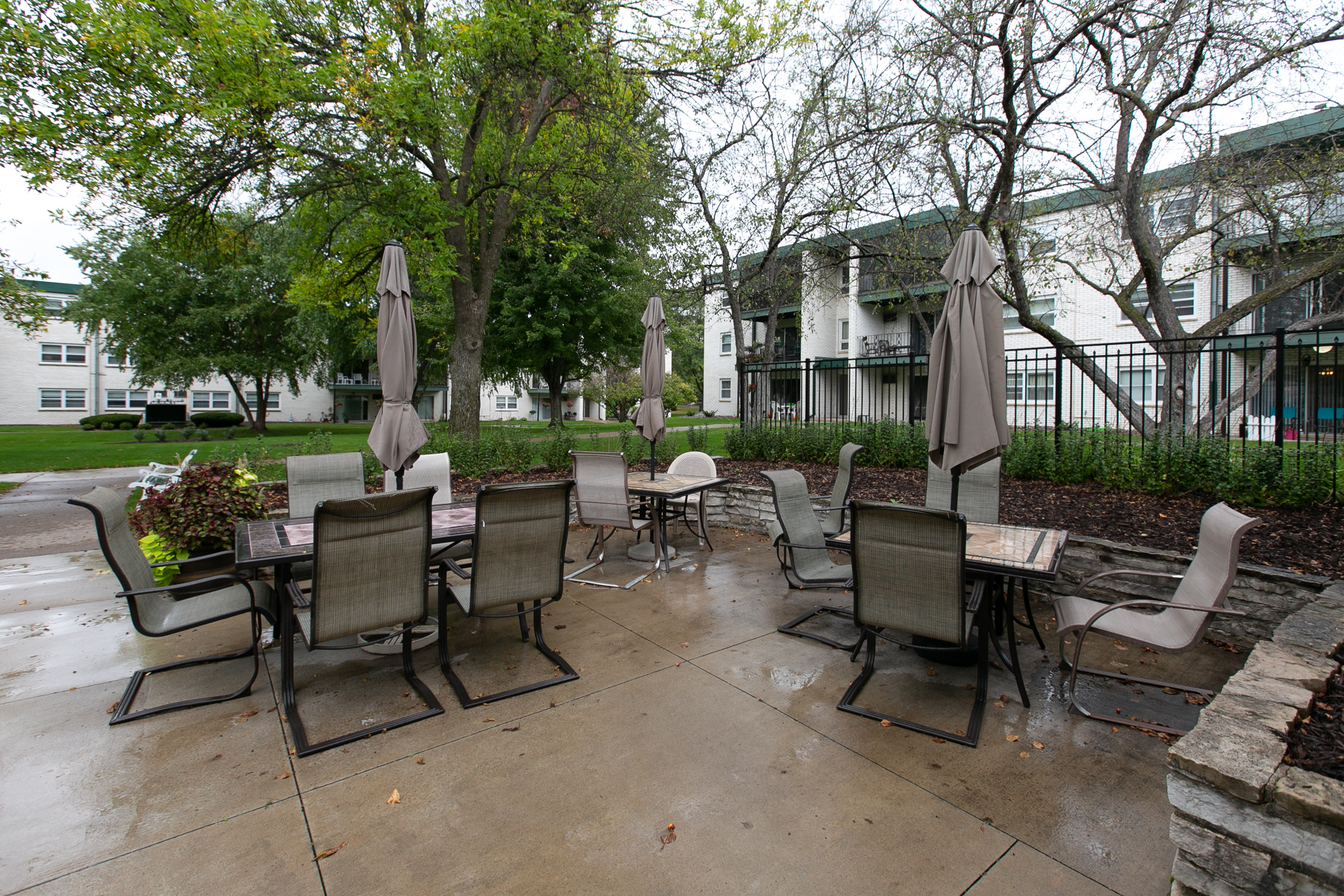 condo_for_sale_in_Roseville_2720_Dale_St_N_common_patio.jpg