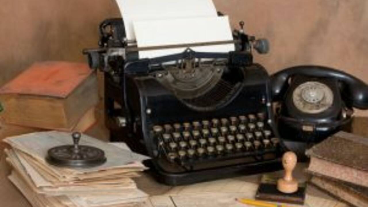 vintage_desk_set_typewriter_and_stuff.jpg