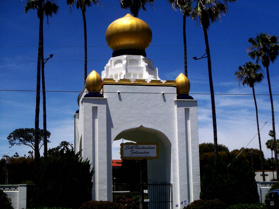 Self_Realization_Fellowship_in_Encintas.jpg