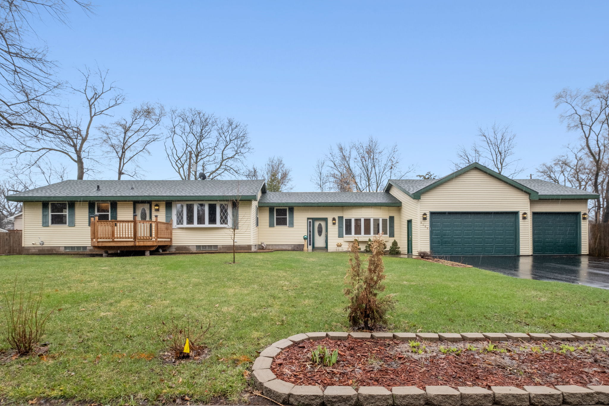 Spacious rambler, huge garage in Coon Rapids